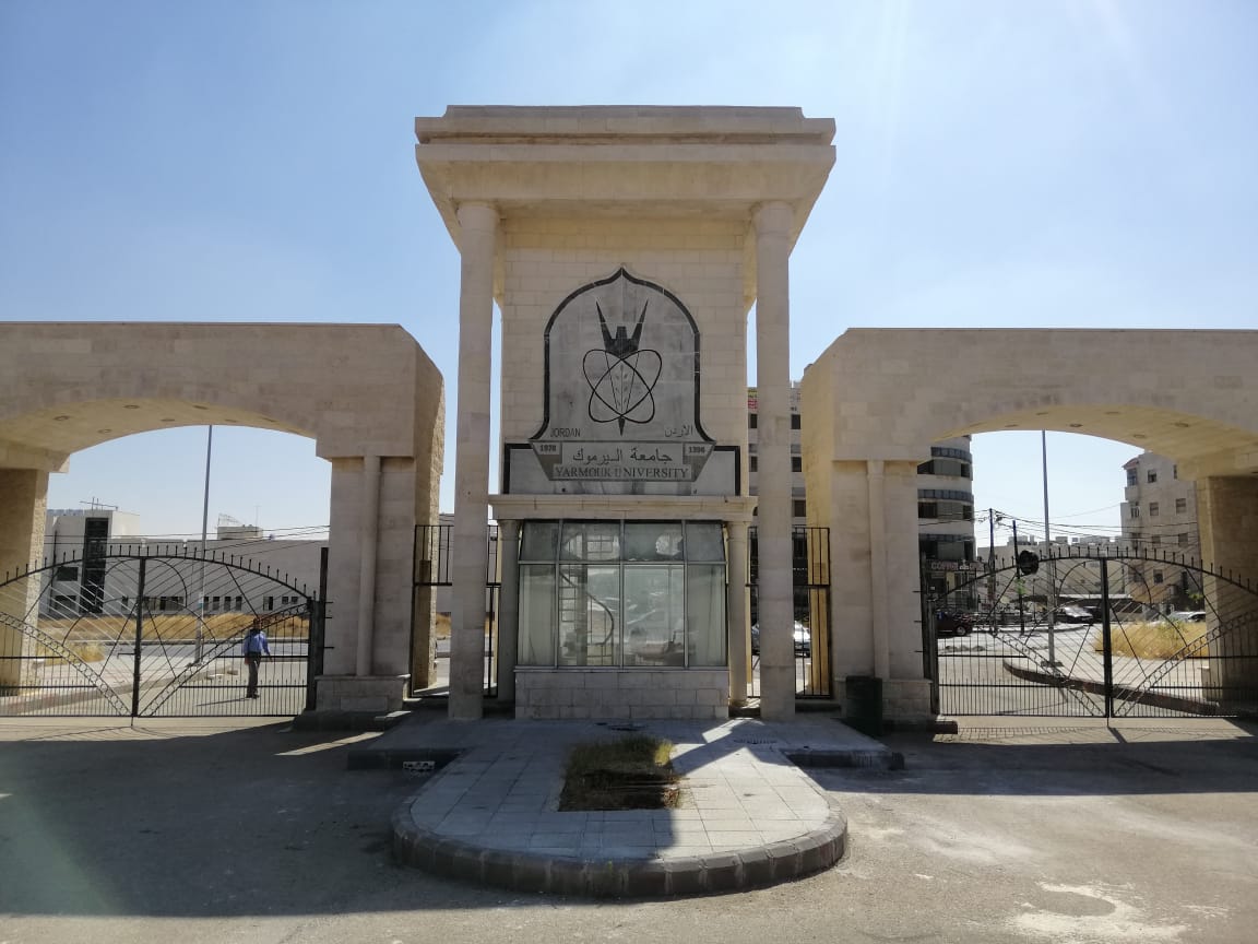ترميم شعار الجامعة على بوابة الحرم الجنوبي
